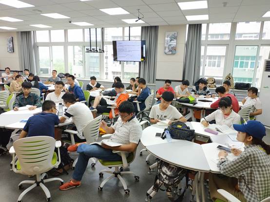 说明: C:\Users\CHXGB\Desktop\新闻稿\20181221材化成人网《聚合物合成工艺学》课程创新教学模式取得良好效果\IMG_20180914_171552.jpg